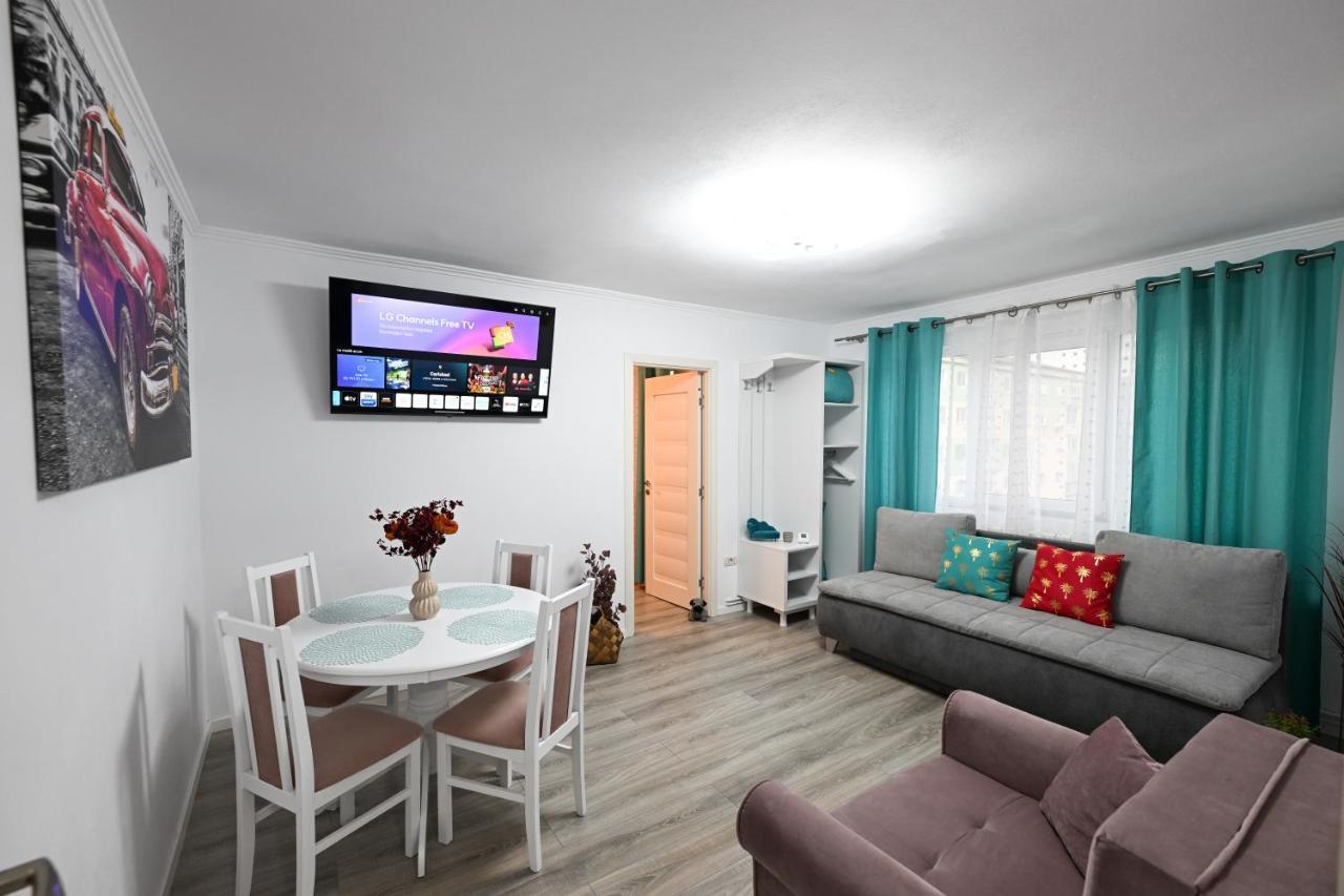 L&R Boutique Apartment Otelu Rosu Exterior photo
