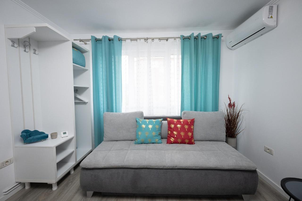 L&R Boutique Apartment Otelu Rosu Exterior photo
