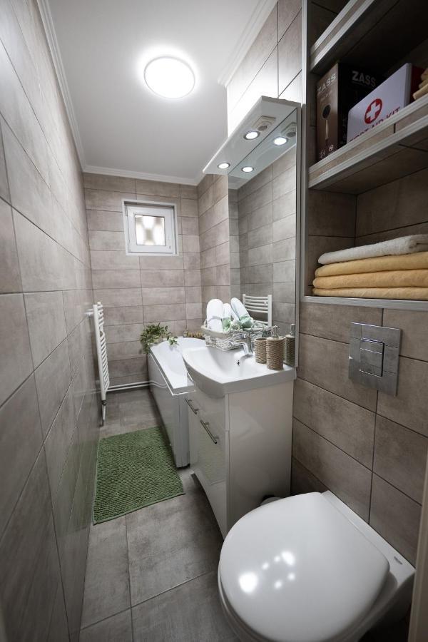 L&R Boutique Apartment Otelu Rosu Exterior photo