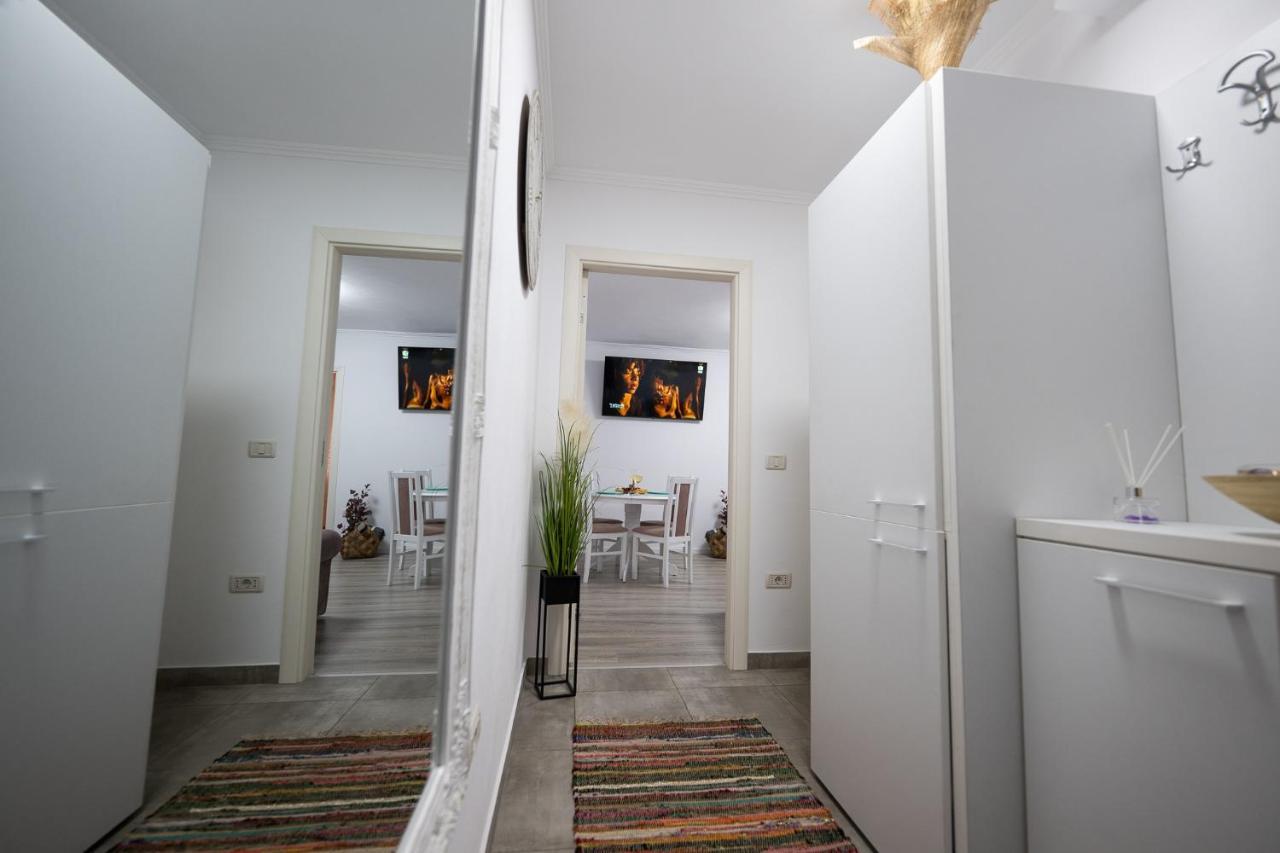 L&R Boutique Apartment Otelu Rosu Exterior photo
